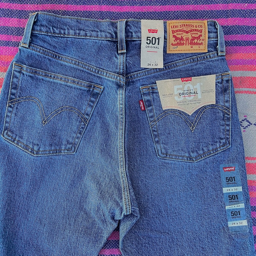 LEVI’s 501 original fit Womens / 26x32 / NEVER WORN / STILL HAS TAGS